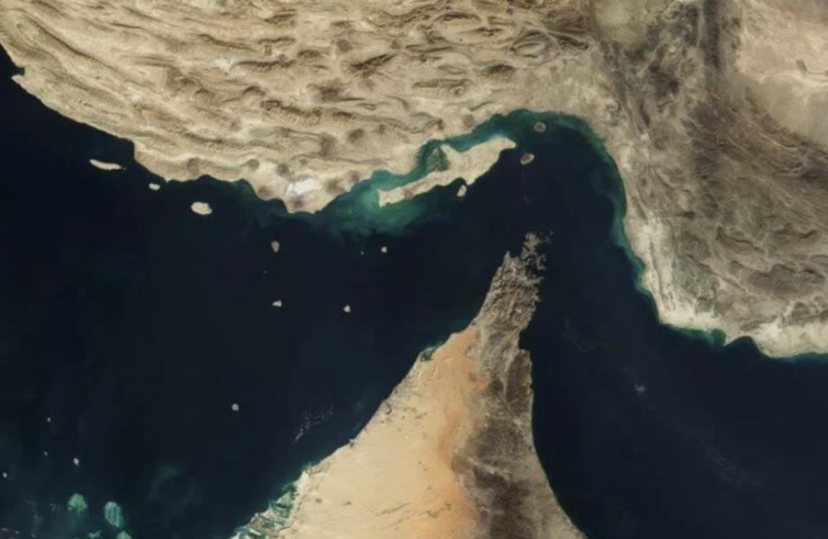 Two Vessels Depart Iran and Navigate the Strait of Hormuz Despite U.S. Blockade 1 vis 0321202614171710