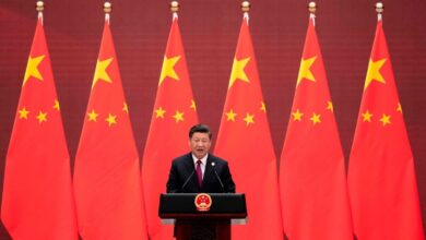 xi jinping fait un siscours devant des drapeaux chinois