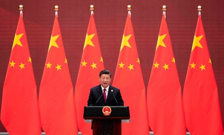 xi jinping fait un siscours devant des drapeaux chinois